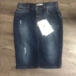 NWT Guess mid-length Ace high wst denim skirt. 26
